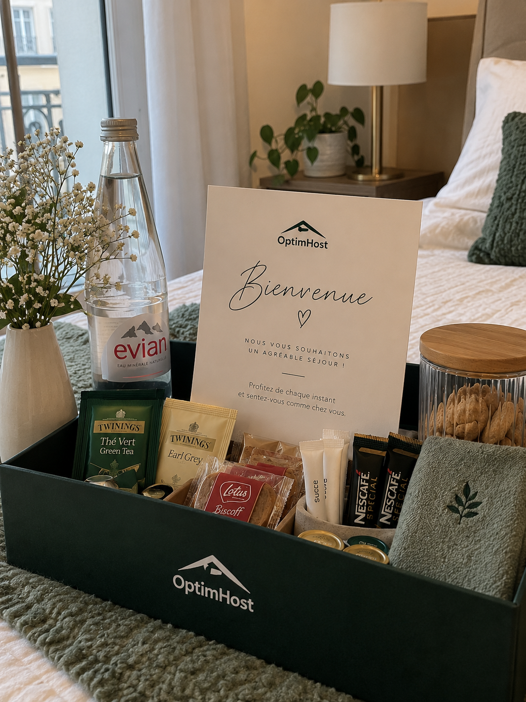 Kit d'accueil voyageurs OptimHost : boissons, collations et carte de bienvenue